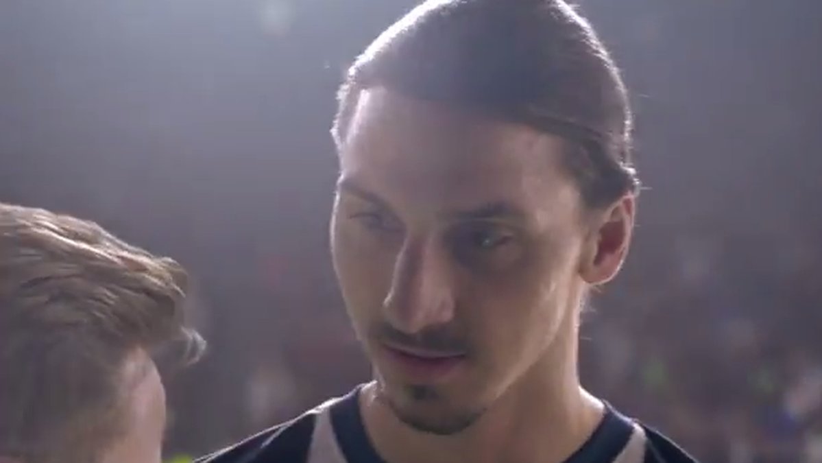 Tar frisparken från Mario Götze och säger: "Zlatan tycker att Zlatan ska ta den". 